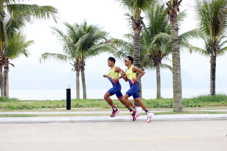 2 vận động viên của Philippines thực hiện phần thi chạy cuối cùng với cự ly 5km. (Ảnh: Công Đạt/TTXVN)