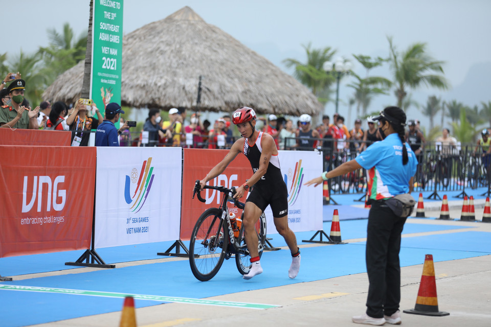 Vận động viên Phạm Tiến Sản của Việt Nam kết thúc phần thi chạy đầu tiên để chuyển sang phần thi đạp xe. (Ảnh: Công Đạt/TTXVN)