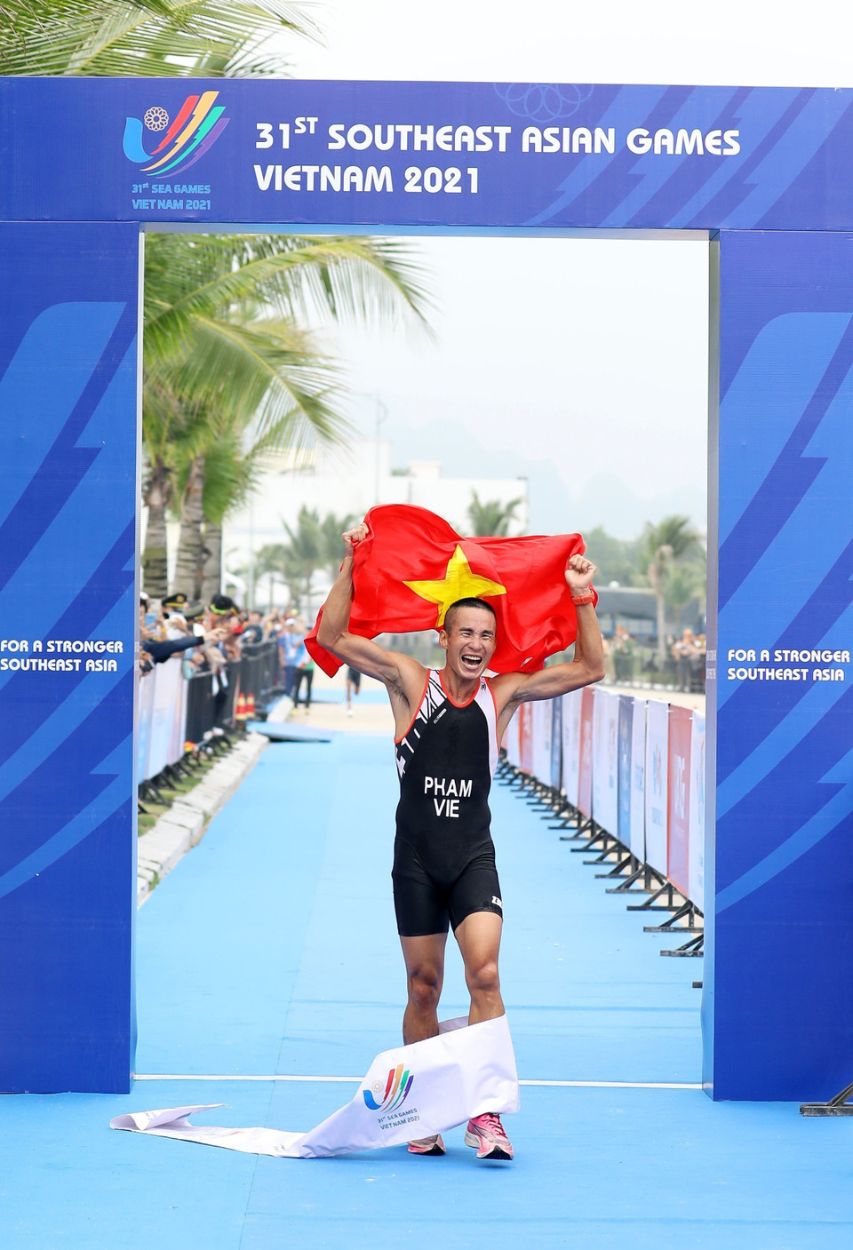 Ở vòng chạy cuối, vận động viên Phạm Tiến Sản của Việt Nam đã vươn lên dẫn trước vận động viên Ferbriade Rudi của Indonesia và giành vị trí số 1. (Ảnh: Công Đạt/TTXVN)