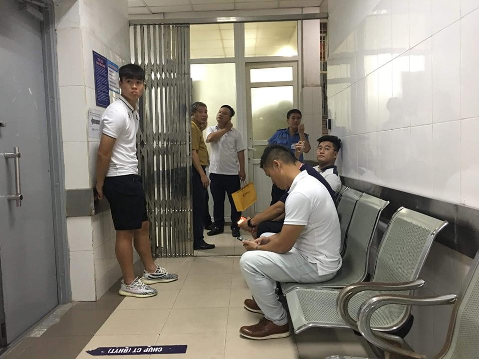 Đỗ Duy Mạnh bên ngoài hành lang của bệnh viện, nơi nữ cổ động viên Huyền Anh cấp cứu.