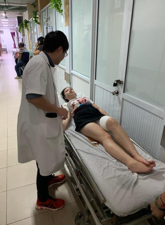 Nữ cổ động viên Huyền Anh bị trúng pháo thăng thiên ở sân Hàng Đẫy được đưa vào Bệnh viên Đa khoa Xanh Pôn và hiện đang được các bác sỹ cấp cứu. (Ảnh: Phạm Kiên/Vietnam+)