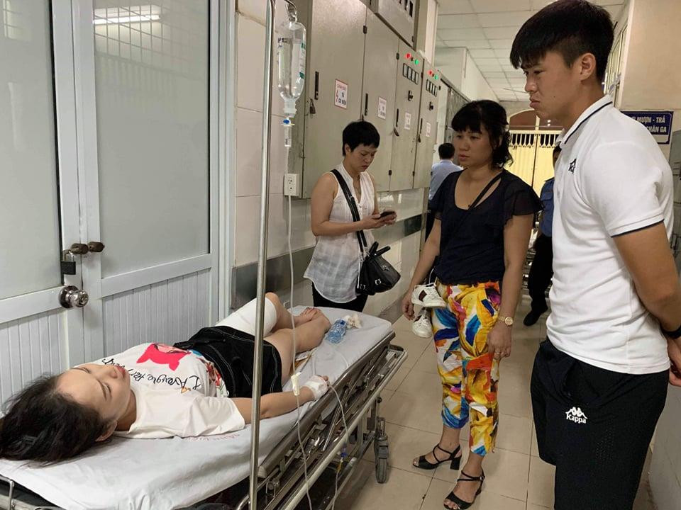 Cầu thủ Đỗ Duy Mạnh vào bệnh viện Xanh Pôn thăm hỏi và chia sẻ với nữ cổ động viên này. (Ảnh: Phạm Kiên/Vietnam+)