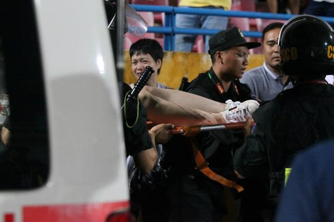 Những người đi cùng nữ cổ động viên này lo lắng. (Ảnh: Vietnam+)