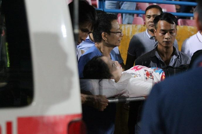 ...để chở đến bệnh viên Xanh Pôn cấp cứu. (Ảnh: Vietnam+)