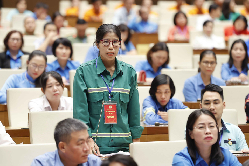 Chị Lương Thị Tho, công nhân Xí nghiệp Quản lý và Xử lý Chất thải Đình Vũ, thành phố Hải Phòng phát biểu. (Ảnh: Doãn Tấn/TTXVN)