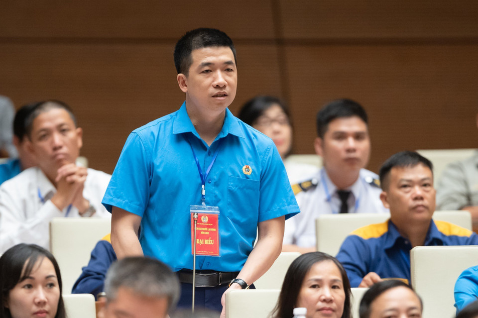 Anh Nguyễn Minh Sơn, Chủ tịch Công đoàn Công ty TNHH SWCC SHOWA Việt Nam (Liên đoàn Lao động thành phố Hà Nội) phát biểu. (Ảnh: Doãn Tấn/TTXVN)