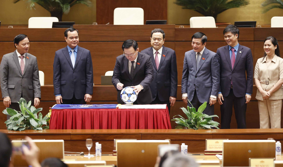 Chủ tịch Quốc hội Vương Đình Huệ ký vào quả bóng phát động giải Vô địch Bóng đá Công nhân Toàn quốc năm 2023. (Ảnh: Doãn Tấn/TTXVN)