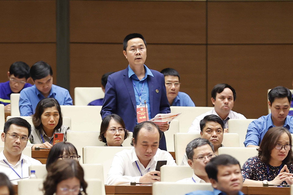 Anh Lại Hoàng Dũng, Chủ tịch Công đoàn cơ sở Công ty Samsung Electronic, tỉnh Bắc Ninh phát biểu. (Ảnh: Doãn Tấn/TTXVN)