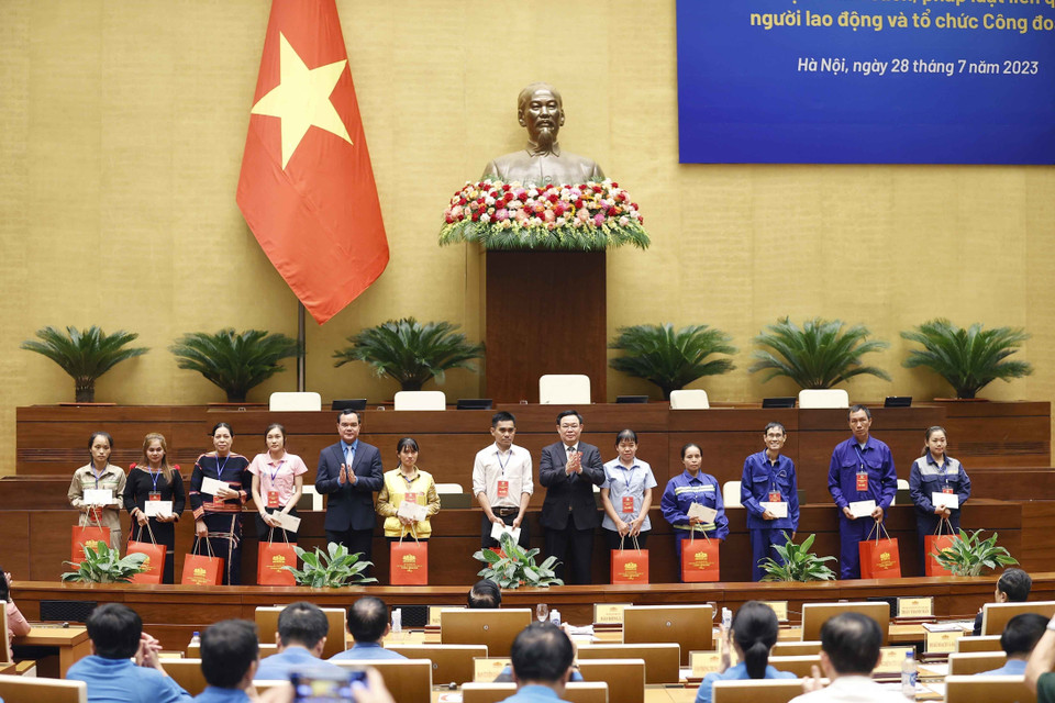Chủ tịch Quốc hội Vương Đình Huệ và Chủ tịch Tổng Liên đoàn Lao động Việt Nam Nguyễn Đình Khang trao quà cho 30 công nhân có hoàn cảnh khó khăn. (Ảnh: Doãn Tấn/TTXVN)