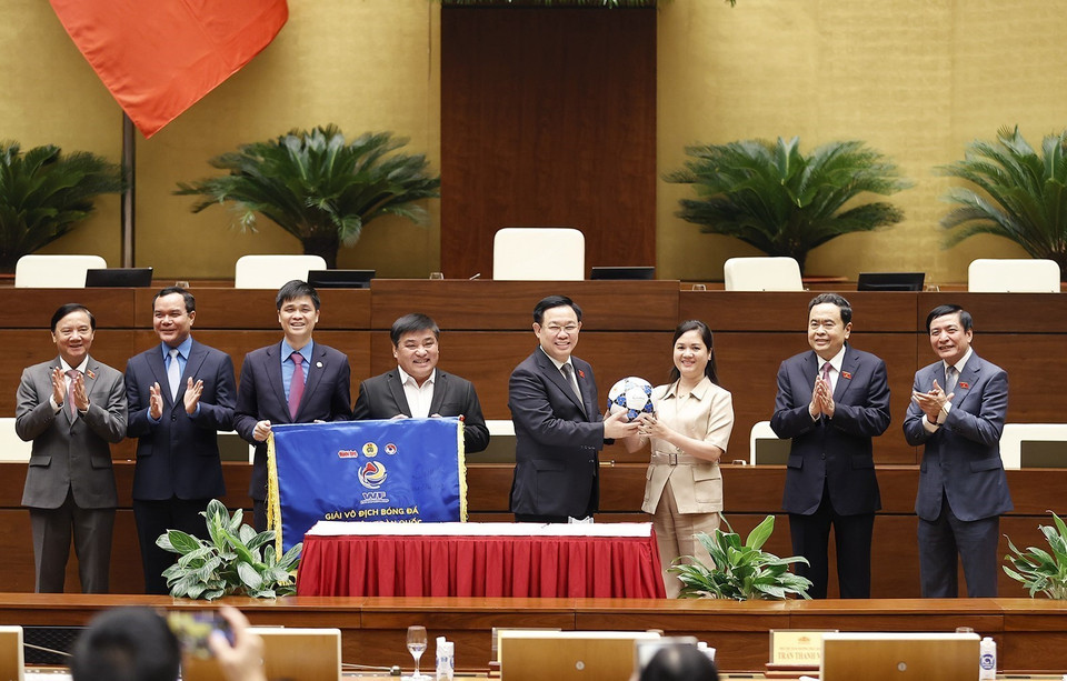 Chủ tịch Quốc hội Vương Đình Huệ, Phó Chủ tịch thường trực Quốc hội Trần Thanh Mẫn, Phó Chủ tịch Quốc hội Nguyễn Khắc Định, Chủ tịch Tổng Liên đoàn Lao động Việt Nam Nguyễn Đình Khang, Chủ nhiệm Văn phòng Quốc hội Bùi Văn Cường cùng các đại biểu tham dự nghi thức phát động giải Vô địch Bóng đá Công nhân Toàn quốc năm 2023. (Ảnh: Doãn Tấn/TTXVN)