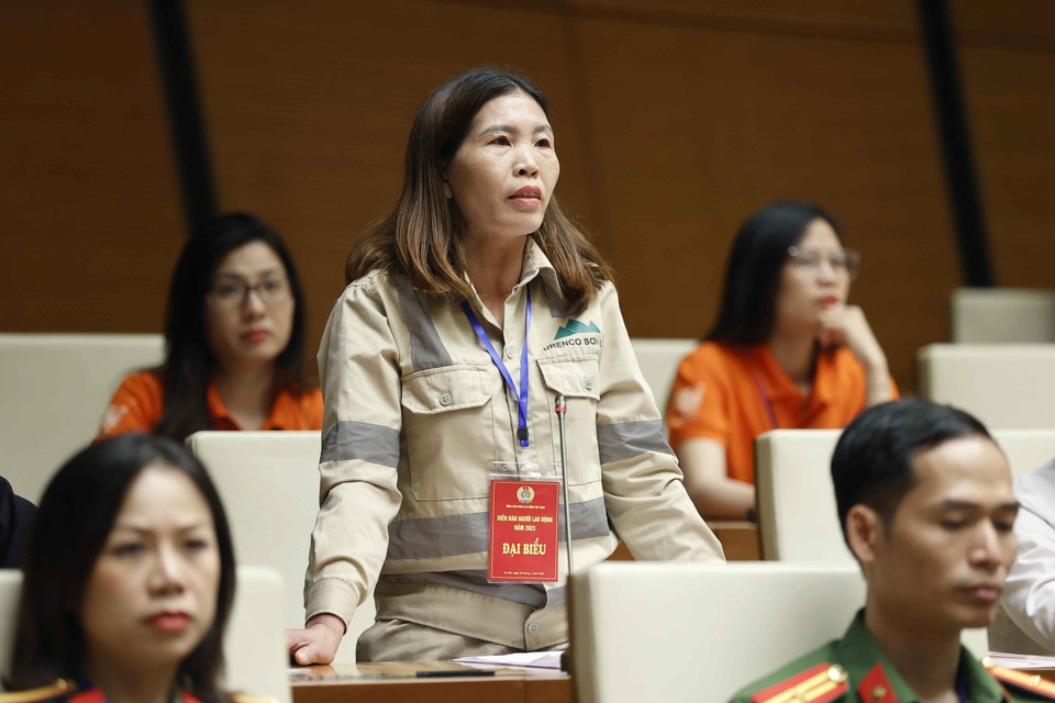 Chị Đặng Hồng Thêm, công nhân Công ty Cổ phần Môi trường và Dịch vụ Đô thị Sơn La phát biểu. (Ảnh: Doãn Tấn/TTXVN)