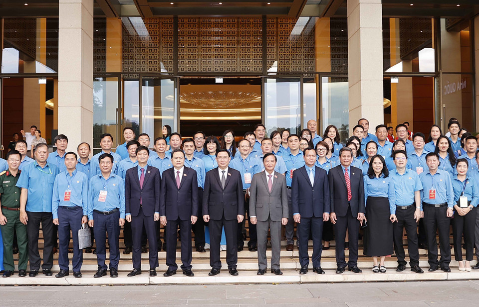 Chủ tịch Quốc hội Vương Đình Huệ với đại biểu. (Ảnh: Doãn Tấn/TTXVN)