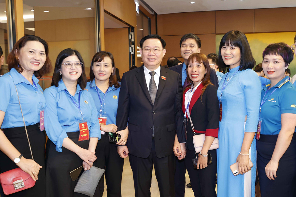 Chủ tịch Quốc hội Vương Đình Huệ với người lao động. (Ảnh: Doãn Tấn/TTXVN)
