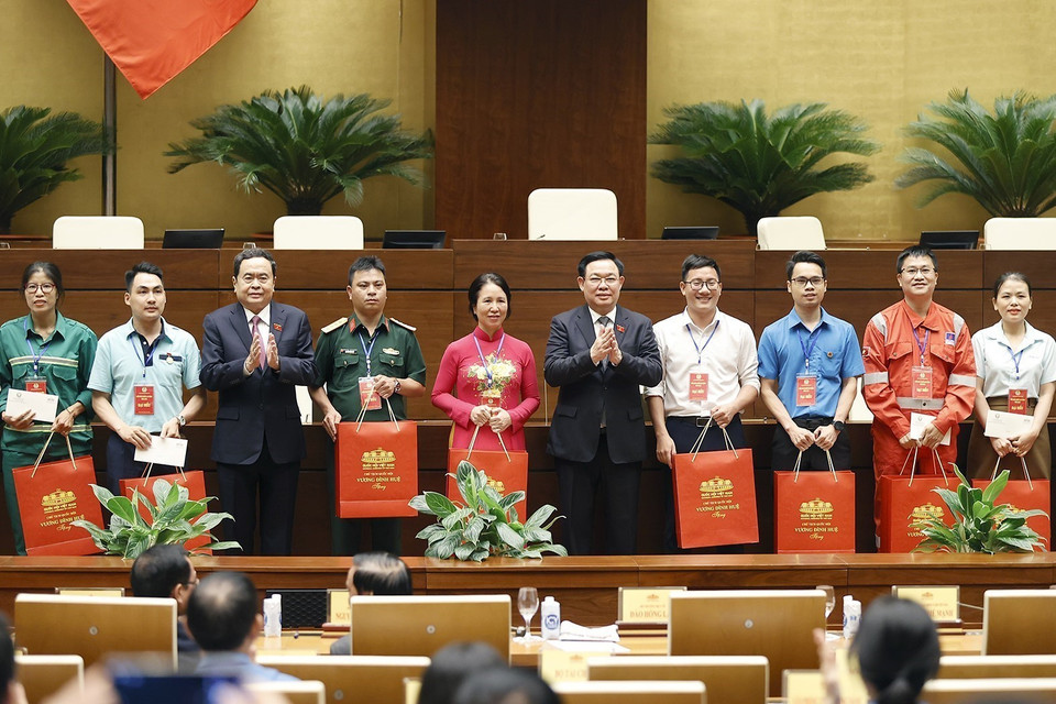 Chủ tịch Quốc hội Vương Đình Huệ và Phó Chủ tịch thường trực Quốc hội Trần Thanh Mẫn tặng quà cho người lao động tiêu biểu. (Ảnh: Doãn Tấn/TTXVN)