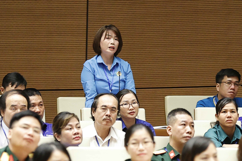 Chị Lê Thị Hà, Chủ tịch Công đoàn Cơ sở Công ty may Minh Anh, tỉnh Nghệ An phát biểu. (Ảnh: Doãn Tấn/TTXVN)