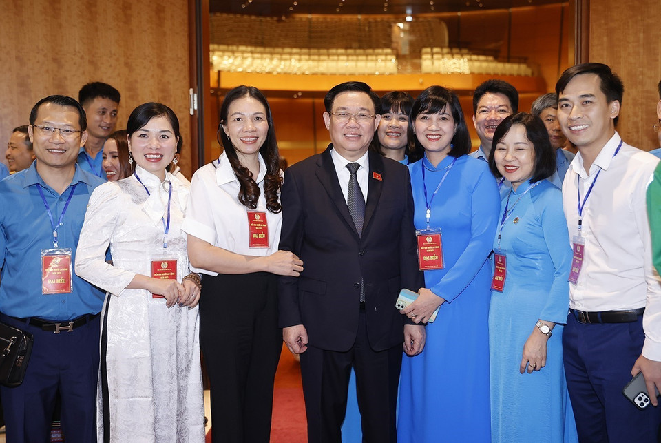 Chủ tịch Quốc hội Vương Đình Huệ với người lao động. (Ảnh: Doãn Tấn/TTXVN)