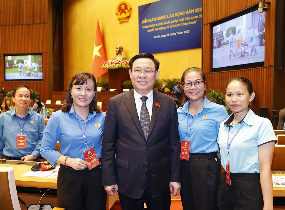 Chủ tịch Quốc hội Vương Đình Huệ với người lao động. (Ảnh: Doãn Tấn/TTXVN)