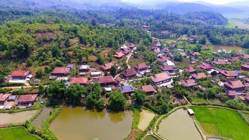 Điện Biên là tỉnh biên giới miền núi Tây Bắc của Tổ quốc với 19 dân tộc anh em sinh sống trong những bản làng nằm thấp thoáng bên sườn đồi hay những thửa ruộng bậc thang trải dài tạo nên vẻ đẹp cuốn hút, thơ mộng. (Ảnh: Xuân Tư/TTXVN)