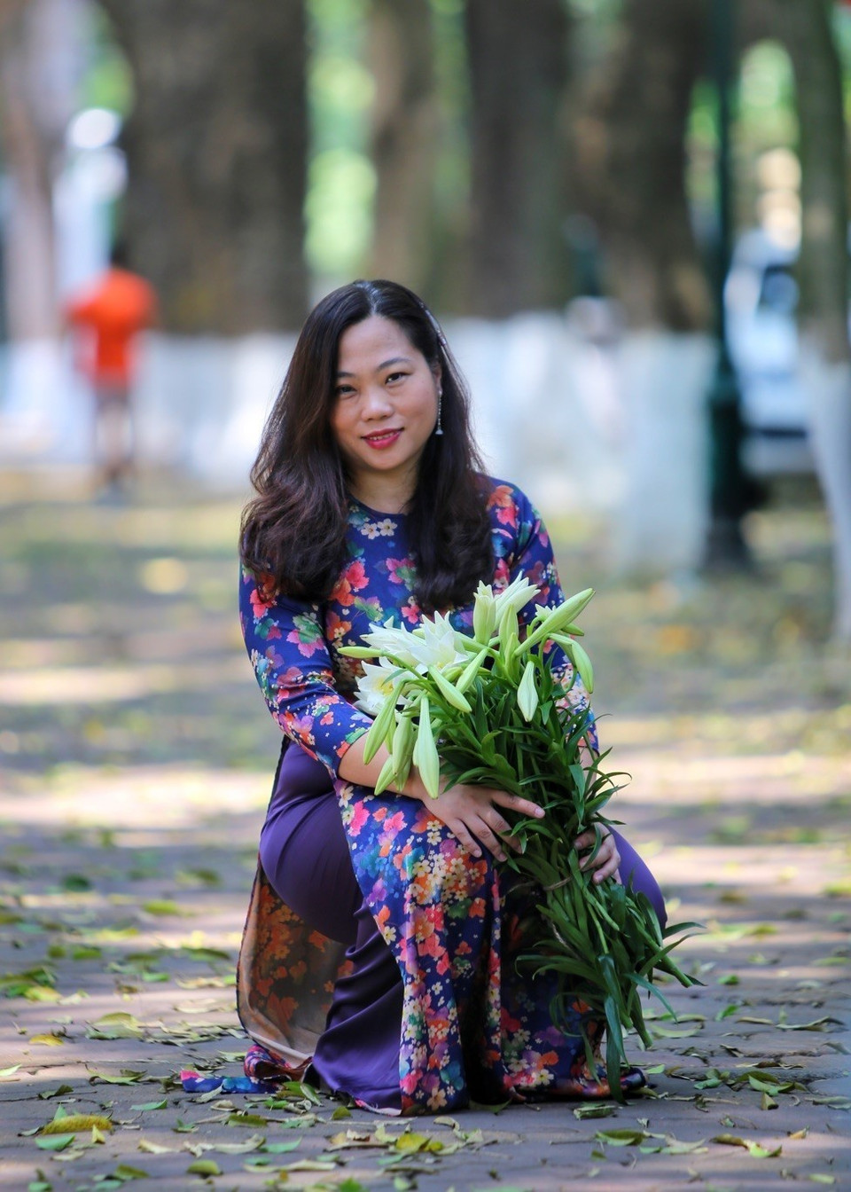 Người dân Thủ đô chụp ảnh với hoa loa kèn. (Ảnh: Tuấn Đức/TTXVN)