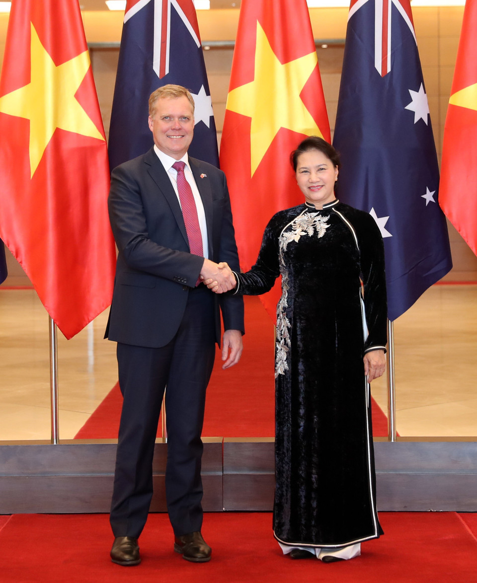 Chủ tịch Quốc hội Nguyễn Thị Kim Ngân và Chủ tịch Hạ viện Australia Tony Smith tại Lễ đón chính thức. (Ảnh: Trọng Đức/TTXVN)