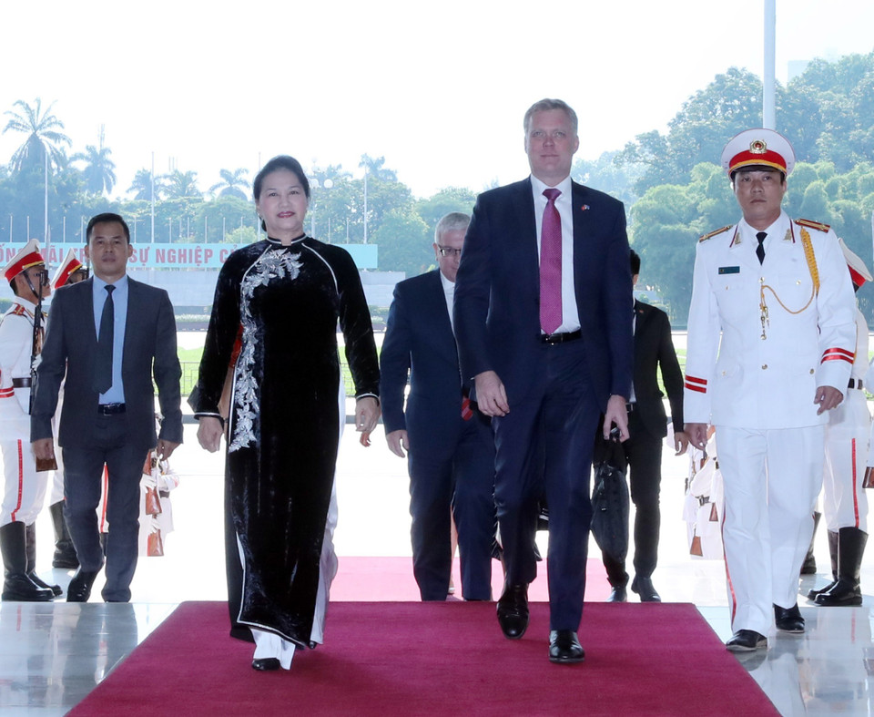 Chủ tịch Quốc hội Nguyễn Thị Kim Ngân đón Chủ tịch Hạ viện Australia Tony Smith. (Ảnh: Trọng Đức/TTXVN)