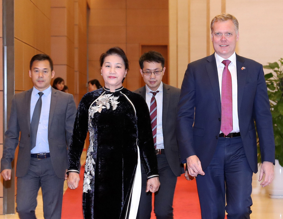  Chủ tịch Quốc hội Nguyễn Thị Kim Ngân đón Chủ tịch Hạ viện Australia Tony Smith. (Ảnh: Trọng Đức/TTXVN)