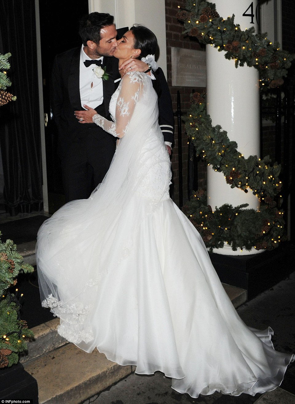 Nụ hôn ngào ngào mà cả hai dành cho nhau.