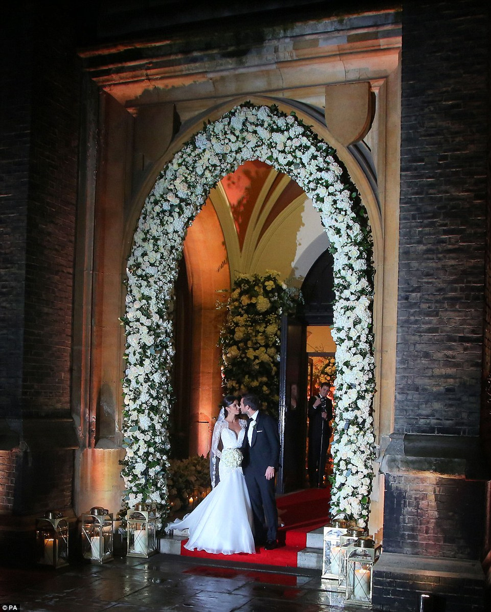 Hai người trao nụ hôn ngay trước cửa nhà thờ (Nguồn: PA)