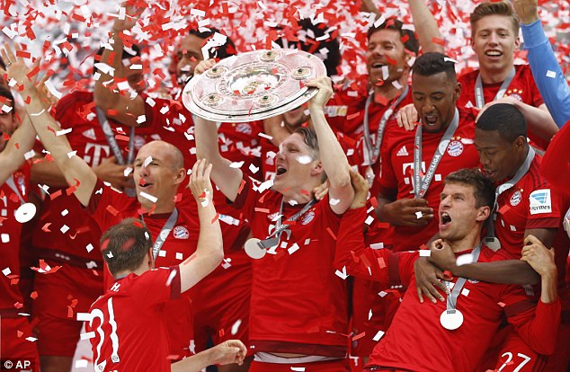 Schweinsteiger giơ cao đĩa bạc trong ngày Bundesliga hạ mà.