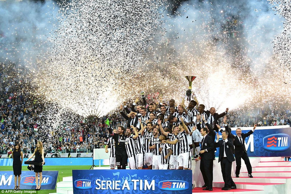 Trong khi đó, tại Italy. Juventus cũng đã nâng cao chiếc cúp vô địch.