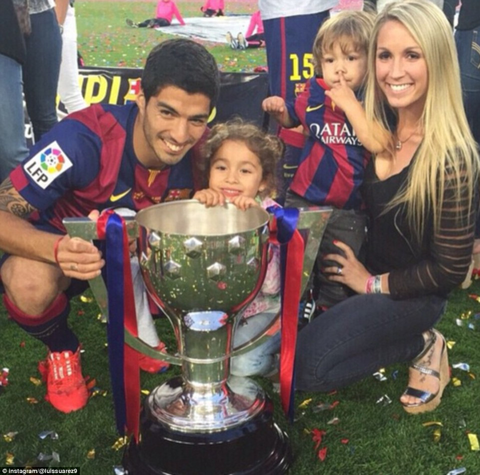 Suarez hân hoan cùng vợ con bên chiếc cúp vô địch.