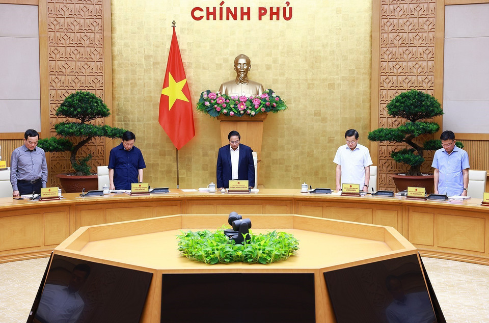 Thủ tướng Phạm Minh Chính và các thành viên dự họp mặc niệm tưởng nhớ các Anh hùng, liệt sỹ và Tổng Bí thư Nguyễn Phú Trọng. (Ảnh: Dương Giang/TTXVN)