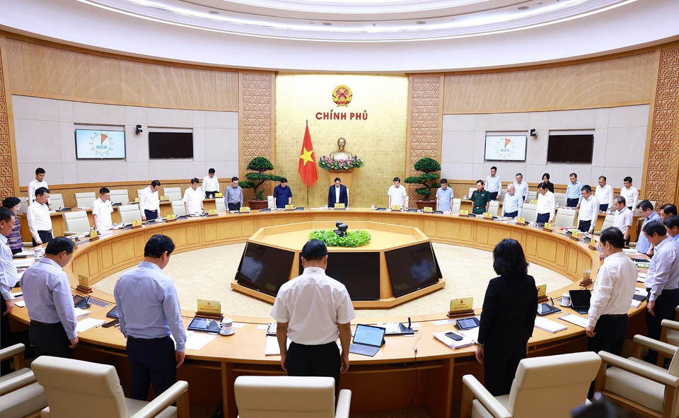 Thủ tướng Phạm Minh Chính và các thành viên dự họp mặc niệm tưởng nhớ các Anh hùng, liệt sỹ và Tổng Bí thư Nguyễn Phú Trọng. (Ảnh: Dương Giang/TTXVN)