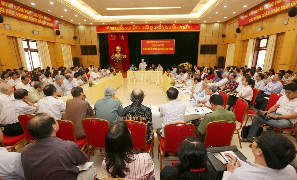 Tổng Bí thư Nguyễn Phú Trọng tiếp xúc cử tri quận Hoàn Kiếm (Hà Nội, 17/10/2016). (Ảnh: Trí Dũng/ TTXVN)