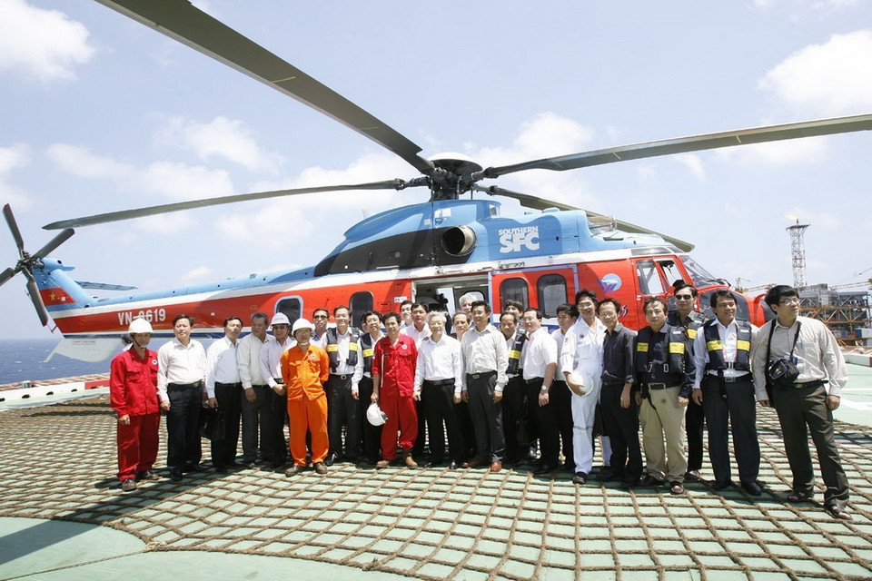 Chủ tịch Quốc hội Nguyễn Phú Trọng với cán bộ, kỹ sư, chuyên gia, công nhân tại Giàn công nghệ trung tâm số 2-Xí nghiệp liên doanh VIETSOPETRO tại tỉnh Bà Rịa-Vũng Tàu (Hà Nội, 24/4/2010). (Ảnh: Trí Dũng/ TTXVN)