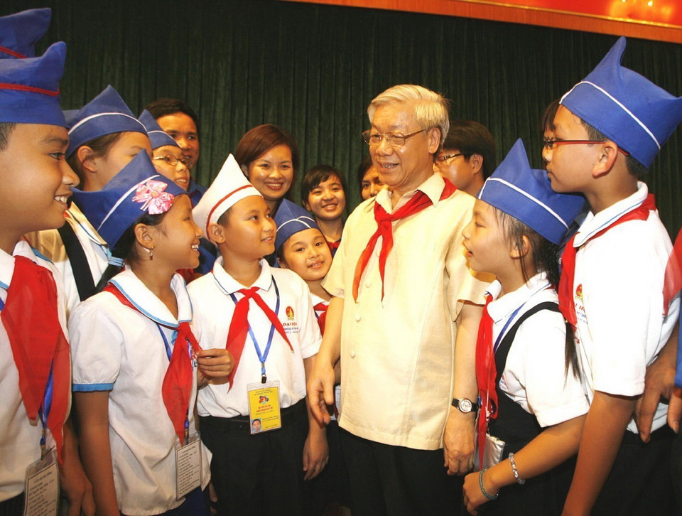 Chủ tịch Quốc hội Nguyễn Phú Trọng gặp gỡ đoàn Cháu ngoan Bác Hồ tỉnh Hà Tĩnh (Hà Nội, 28/6/2010). (Ảnh: Trí Dũng/TTXVN)