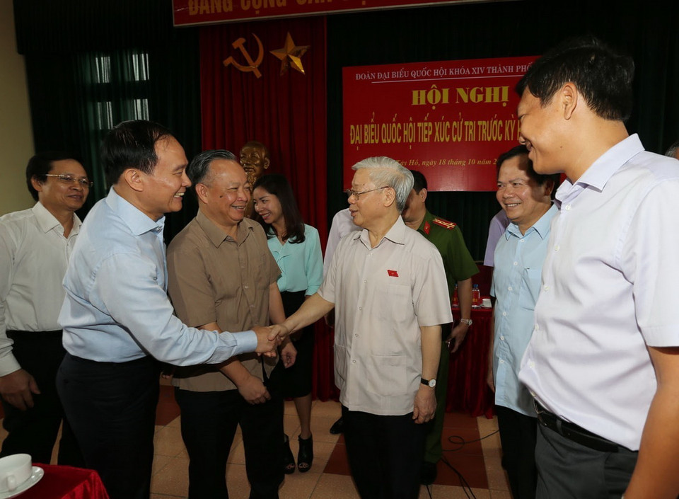 Tổng Bí thư Nguyễn Phú Trọng tiếp xúc cử tri quận Tây Hồ trước kỳ họp thứ hai, Quốc hội khoá XIV (Hà Nội, 18/10/2016). (Ảnh: Trí Dũng/ TTXVN)