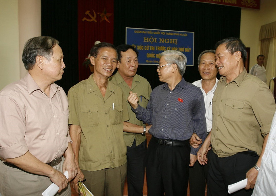 Chủ tịch Quốc hội Nguyễn Phú Trọng tiếp xúc cử tri tại phường Quan Hoa, quận Cầu Giấy (Hà Nội, 3/5/2010). (Ảnh: Trí Dũng/TTXVN)