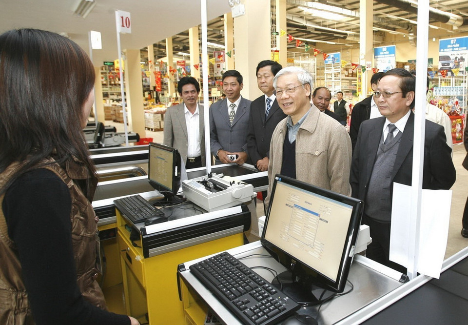 Đồng chí Nguyễn Phú Trọng, Ủy viên Bộ Chính trị, Chủ tịch Quốc hội , Phó Trưởng Tiểu ban thường trực Tiểu ban Cương lĩnh và Báo cáo Chính trị Đại hội Đảng toàn quốc lần thứ XI thăm siêu thị Thiên Niên Kỷ tại cửa khẩu quốc tế Lao Bảo, huyện Hướng Hoá (Quảng Trị, tháng 1/2010). (Ảnh: Trí Dũng/TTXVN)