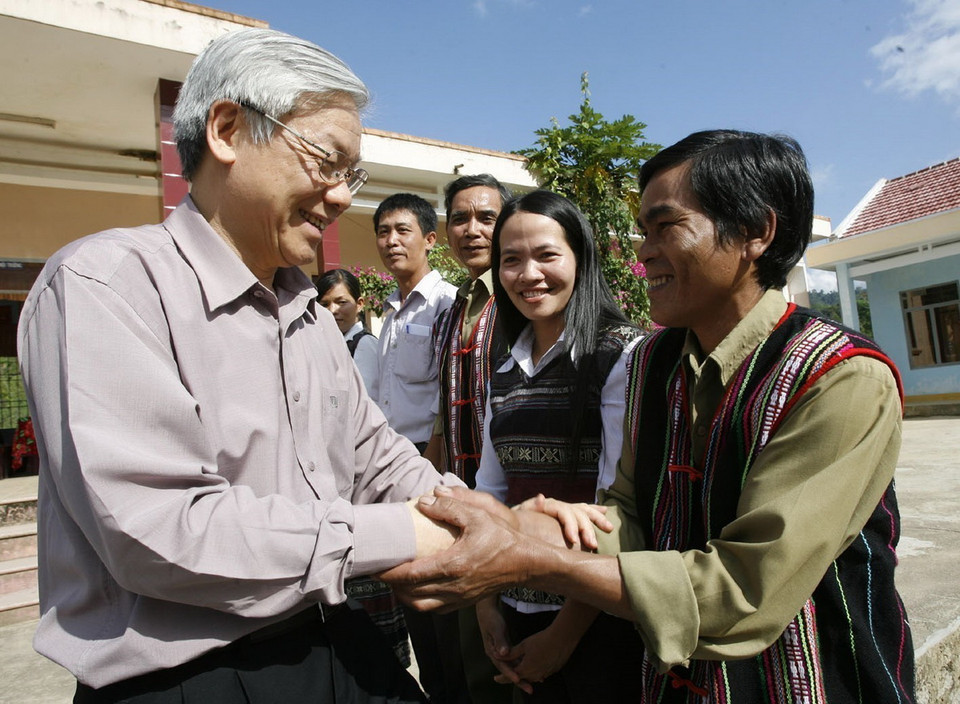 Đồng bào dân tộc Raglai xã Khánh Thành, huyện Khánh Vĩnh chào đón Chủ tịch Quốc hội Nguyễn Phú Trọng (Khánh Hòa, tháng 1/2010). (Ảnh : Trí Dũng/TTXVN)