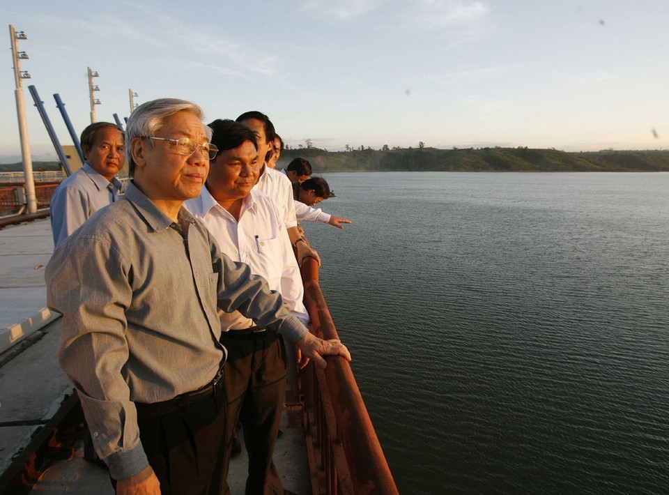 Chủ tịch Quốc hội Nguyễn Phú Trọng thăm đập tràn, Nhà máy Thủy điện sông Ba Hạ (Phú Yên, 30/1/2010). (Ảnh : Trí Dũng/TTXVN)
