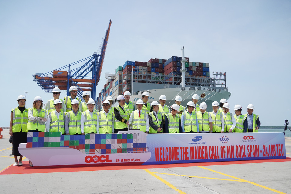 Ông Nguyễn Văn Thọ, Chủ tịch Ủy ban Nhân dân tỉnh Bà Rịa-Vũng Tàu chúc mừng thuyền trưởng siêu tàu container M/V OOCL SPAIN và tập thể lãnh đạo, công nhân viên cảng Gemalink. (Ảnh: Huỳnh Sơn/TTXVN)