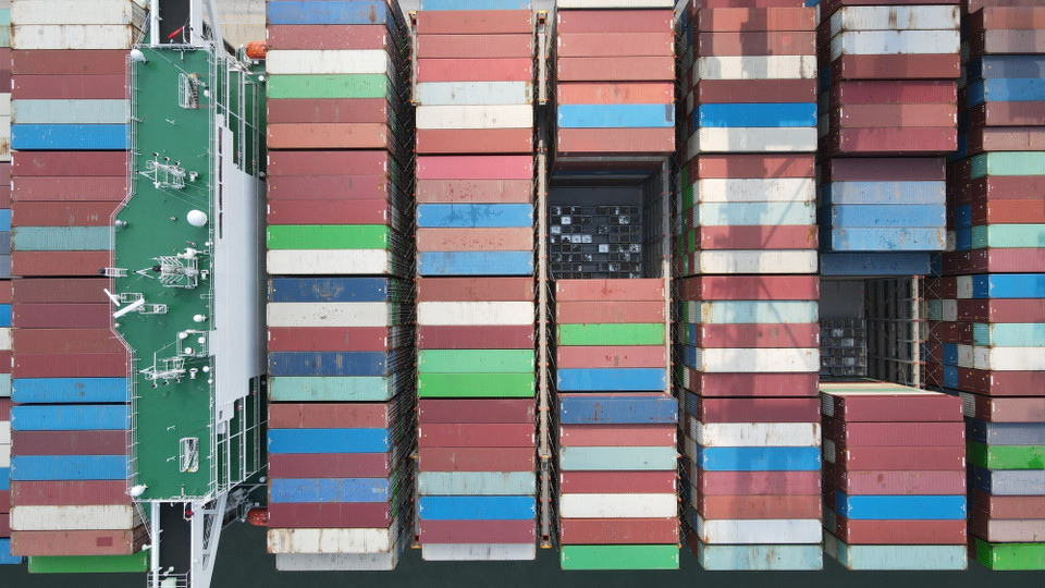 Các container hàng hóa trên siêu tàu container M/V OOCL SPAIN. (Ảnh: Huỳnh Sơn/TTXVN)