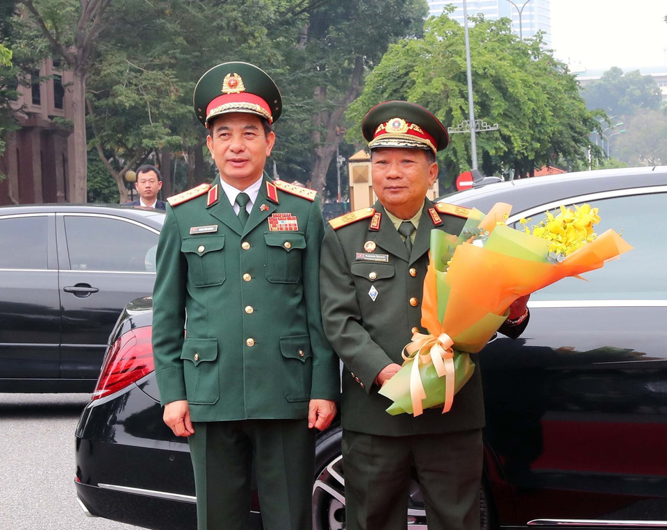 Bộ trưởng Bộ Quốc phòng Phan Văn Giang đón Phó Thủ tướng, Bộ trưởng Quốc phòng Lào Chansamon Chanylath.(Ảnh: Trọng Đức/TTXVN)