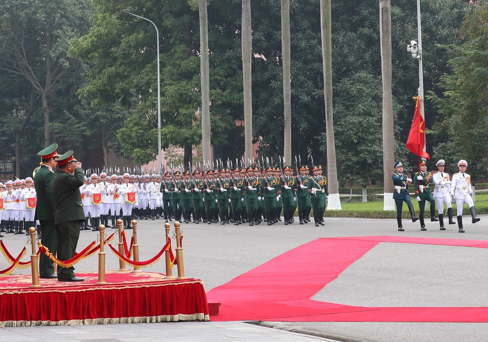 Bộ trưởng Bộ Quốc phòng Phan Văn Giang và Phó Thủ tướng, Bộ trưởng Quốc phòng Lào Chansamon Chanylath duyệt đội danh dự Quân đội Nhân dân Việt Nam. (Ảnh: Trọng Đức/TTXVN)