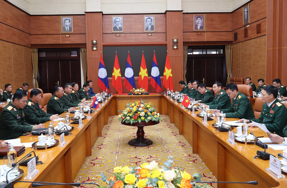 Bộ trưởng Bộ Quốc phòng Phan Văn Giang hội đàm với Bộ trưởng Bộ Quốc phòng Lào Chansamon Chanylath. (Ảnh: Trọng Đức/TTXVN)