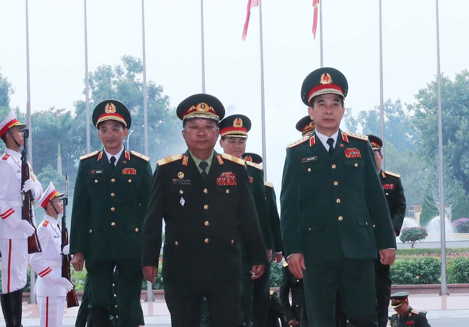 Bộ trưởng Bộ Quốc phòng Phan Văn Giang và Phó Thủ tướng, Bộ trưởng Quốc phòng Lào Chansamon Chanylath tại lễ đón. (Ảnh: Trọng Đức/TTXVN)