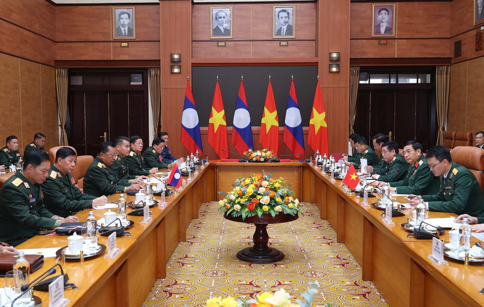 Bộ trưởng Bộ Quốc phòng Phan Văn Giang hội đàm với Bộ trưởng Bộ Quốc phòng Lào Chansamon Chanylath. (Ảnh: Trọng Đức/TTXVN)