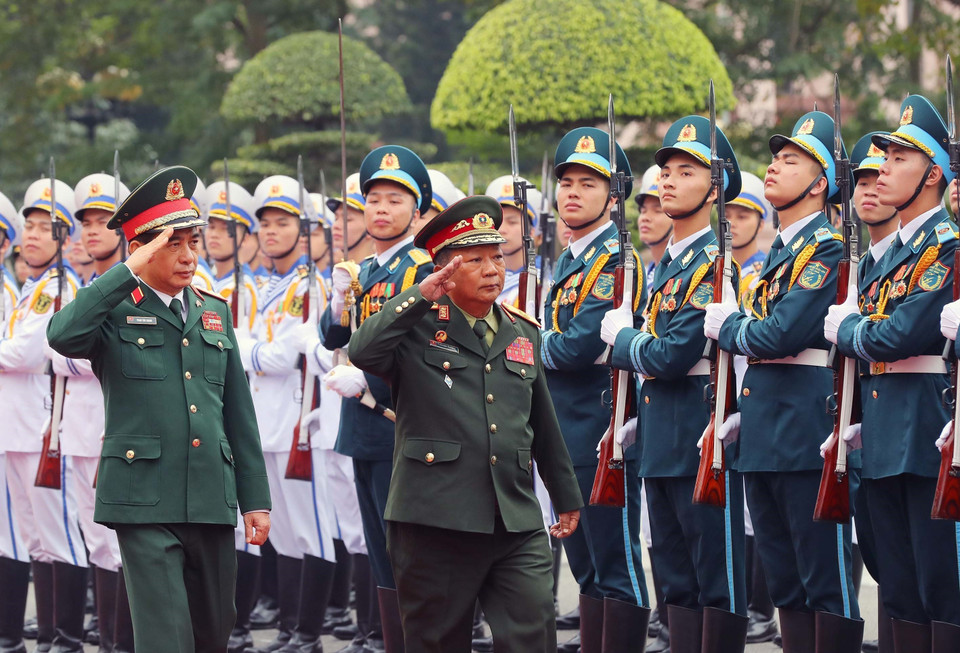 Bộ trưởng Bộ Quốc phòng Phan Văn Giang và Phó Thủ tướng, Bộ trưởng Quốc phòng Lào Chansamon Chanylath duyệt đội danh dự Quân đội Nhân dân Việt Nam. (Ảnh: Trọng Đức/TTXVN)