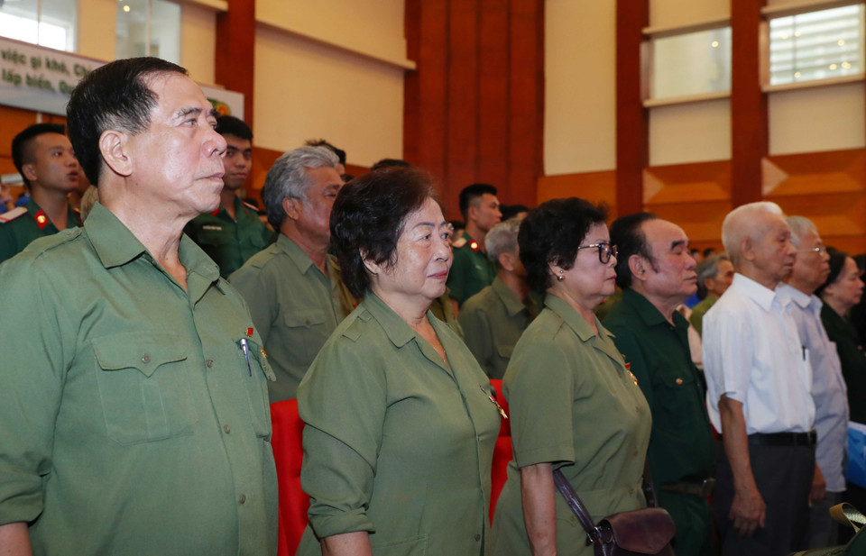 Các đại biểu thực hiện nghi thức chào cờ.(Ảnh: Thống Nhất/TTXVN)